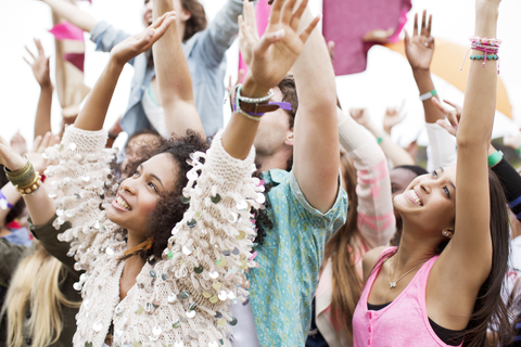 Fans jubeln beim Musikfestival, lizenzfreies Stockfoto