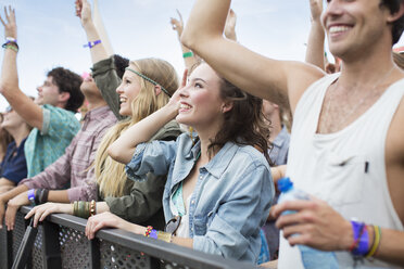 Fans jubeln beim Musikfestival - CAIF03902