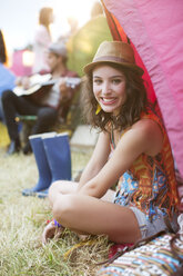 Porträt einer lächelnden Frau im Zelt eines Musikfestivals - CAIF03905