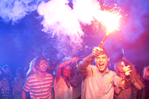 Fans mit Feuerwerk beim Musikfestival - CAIF03920