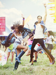 Begeisterte Freunde tanzen auf einem Musikfestival - CAIF03921