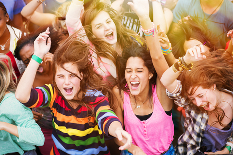 Jubelnde Fans beim Musikfestival, lizenzfreies Stockfoto