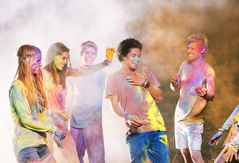 Mit Kreide gefärbte Freunde auf einem Musikfestival, lizenzfreies Stockfoto