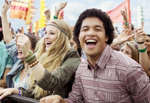 Fans jubeln beim Musikfestival, lizenzfreies Stockfoto