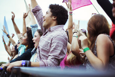 Fans jubeln beim Musikfestival - CAIF03937