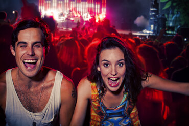 Enthusiastisches Paar jubelt beim Musikfestival - CAIF03939