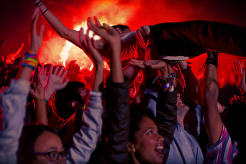 Mann beim Crowdsurfen auf einem Musikfestival - CAIF03941