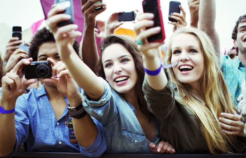 Fans mit Kameras und Fotohandys beim Musikfestival, lizenzfreies Stockfoto
