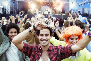 Porträt von tanzenden und jubelnden Fans bei einem Musikfestival - CAIF03946