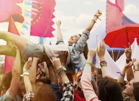 Frau beim Crowdsurfen auf einem Musikfestival - CAIF03952