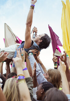 Surfen in der Menge bei einem Musikfestival - CAIF03953