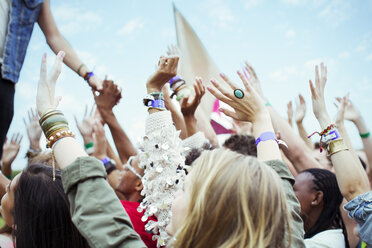Fans reichen dem Künstler bei einem Musikfestival die Hand - CAIF03955