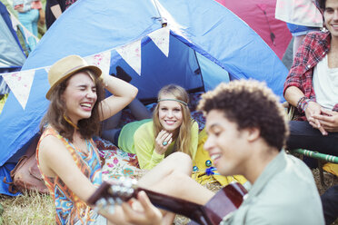 Freunde hängen im Zelt bei einem Musikfestival ab - CAIF03965