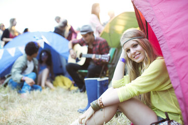 Porträt einer lächelnden Frau im Zelt eines Musikfestivals - CAIF03966