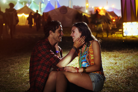 Verliebtes Paar vor einem Musikfestival, lizenzfreies Stockfoto
