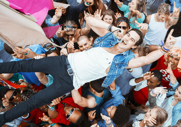 Sänger und Crowdsurfer auf einem Musikfestival - CAIF03997