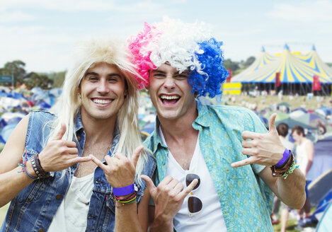 Porträt von Männern mit Perücken, die auf einem Musikfestival gestikulieren - CAIF04000