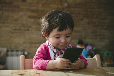 Baby-Mädchen benutzt Mobiltelefon zu Hause - GEMF01895