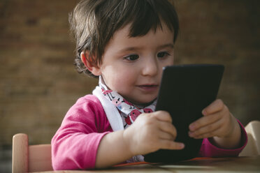 Baby-Mädchen benutzt Mobiltelefon zu Hause - GEMF01896