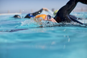 Triathleten im Neoprenanzug beim Planschen im Pool - CAIF04079