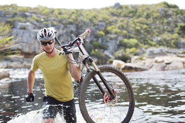 Mann mit Mountainbike im Fluss - CAIF04113