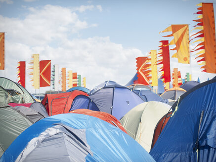 Überfüllte Zelte beim Musikfestival - CAIF04118