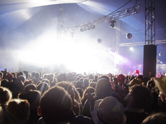 Fans vor beleuchteter Bühne bei Musikfestival - CAIF04119