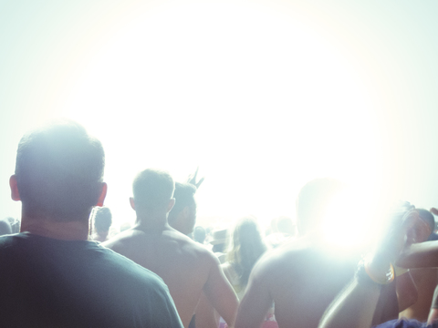 Silhouette von Fans vor beleuchteter Bühne, lizenzfreies Stockfoto