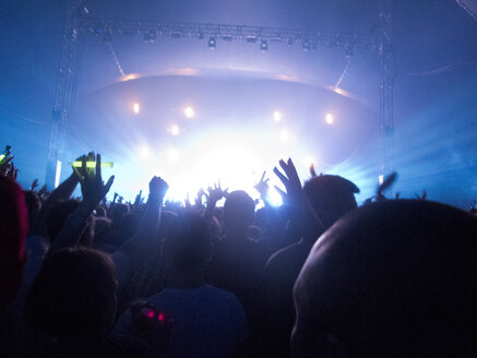 Silhouette einer Menschenmenge vor der Bühne eines Musikfestivals - CAIF04125