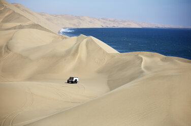 Afrika, Namibia, Namib-Naukluft-Nationalpark, Namib-Wüste, Atlantik und Wüstendünen, Geländewagen - CVF00216
