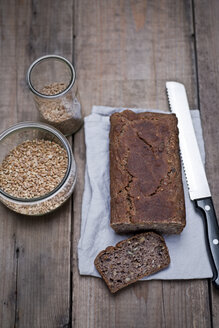 Homemade wholemeal bread from organic buttermilk, organic spelt wheat, organic einkorn wheat, nuts and seeds - CZF00318