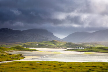 Ruhige Aussicht auf Berge und Wasser, Uig, Isle of Lewis, Äußere Hebriden - CAIF04131