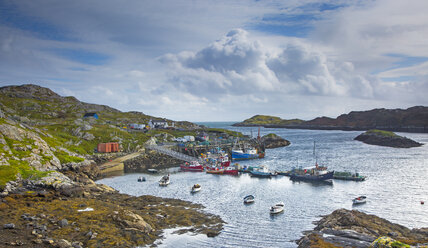 Blick auf Fischerboote im zerklüfteten Hafen, Luskentyre, Harris, Äußere Hebriden - CAIF04139