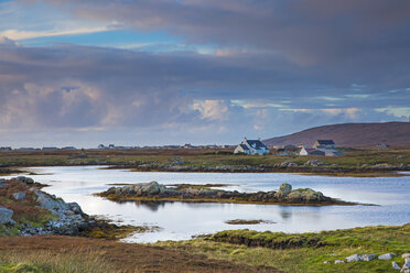 Ruhige Szene mit Wolken über dem See und dem Fischerdorf, Lochboisdale, South Uist, Äußere Hebriden - CAIF04142