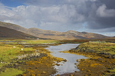 Sonniger, ruhiger Blick auf zerklüftete Landschaft und Bach, Loch Aineort, South Uist, Äußere Hebriden - CAIF04145