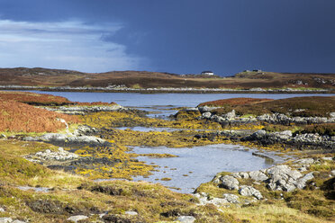 Sonniger, ruhiger Blick auf zerklüftete Felsen und See, Loch Euphoirt, North Uist, Äußere Hebriden - CAIF04146