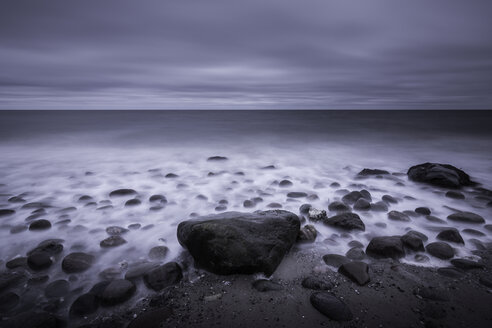 Ruhige bedeckte graue Meereslandschaft und Felsen am Strand, Kalundborg, Dänemark - CAIF04159
