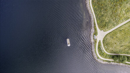 Luftaufnahme eines Kreuzfahrtschiffs auf dem gekräuselten Meer entlang der Küste, Frederikssund, Dänemark - CAIF04160