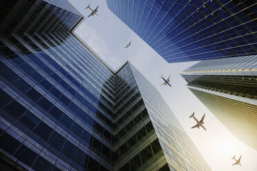 Flugzeuge fliegen in einer Reihe über Hochhäuser, Reisekonzept - CAIF04177
