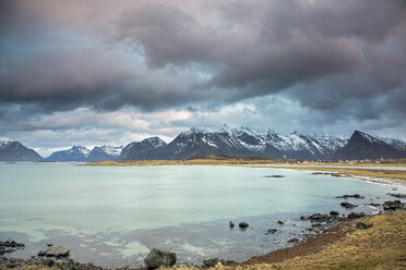 Blick auf die Berge hinter dem Meer, Lofoten, Norwegen - CAIF04191