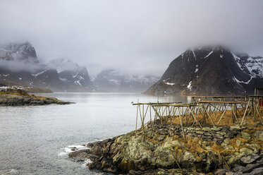 Neblige, kalte, schroffe Berge und Fluss, Hamnoya, Lofoten, Norwegen - CAIF04192