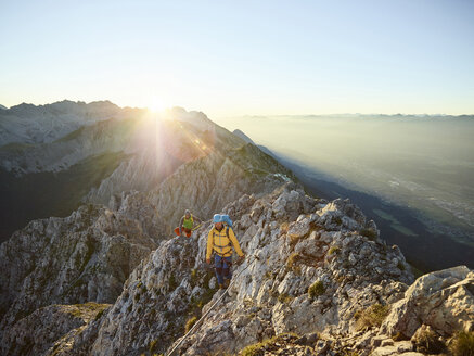 Österreich, Tirol, Innsbruck, Bergsteiger am Nordkette-Klettersteig - CVF00237