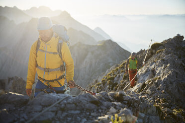 Austria, Tyrol, Innsbruck, mountaineer at Nordkette via ferrata - CVF00240