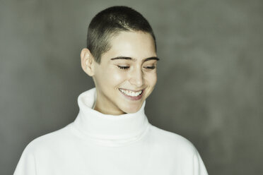 Porträt einer glücklichen jungen Frau mit kurzen Haaren - FMKF04879