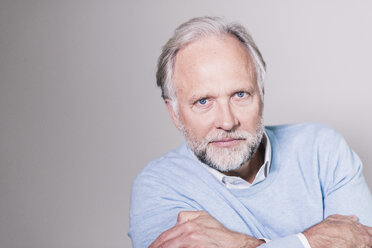 Portrait of seriousg mature man in front of grey background - UUF12950