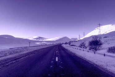 Vereinigtes Königreich, Schottland, Highlands, Straße A9, leere Straße im Winter - SMAF00950