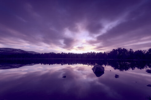 Vereinigtes Königreich, Schottland, Highlands, Cairngorms National Park, Loch Morlich bei Sonnenuntergang - SMAF00955