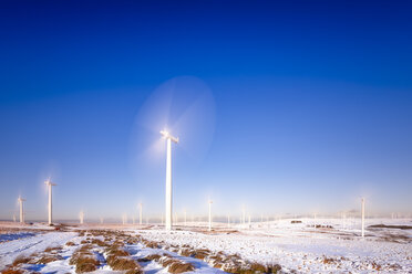 Großbritannien, Schottland, East Lothian, Lammermuir HIlls, Windpark im Winter - SMAF00959