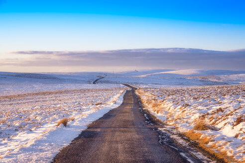 Vereinigtes Königreich, Schottland, East Lothian, Lammermuir Hills, Straße im Winter - SMAF00961