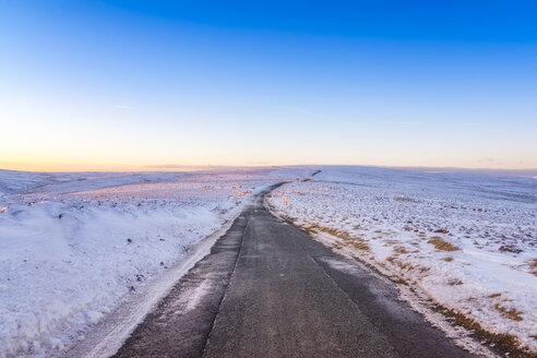 Vereinigtes Königreich, Schottland, East Lothian, Lammermuir Hills, Straße im Winter - SMAF00962